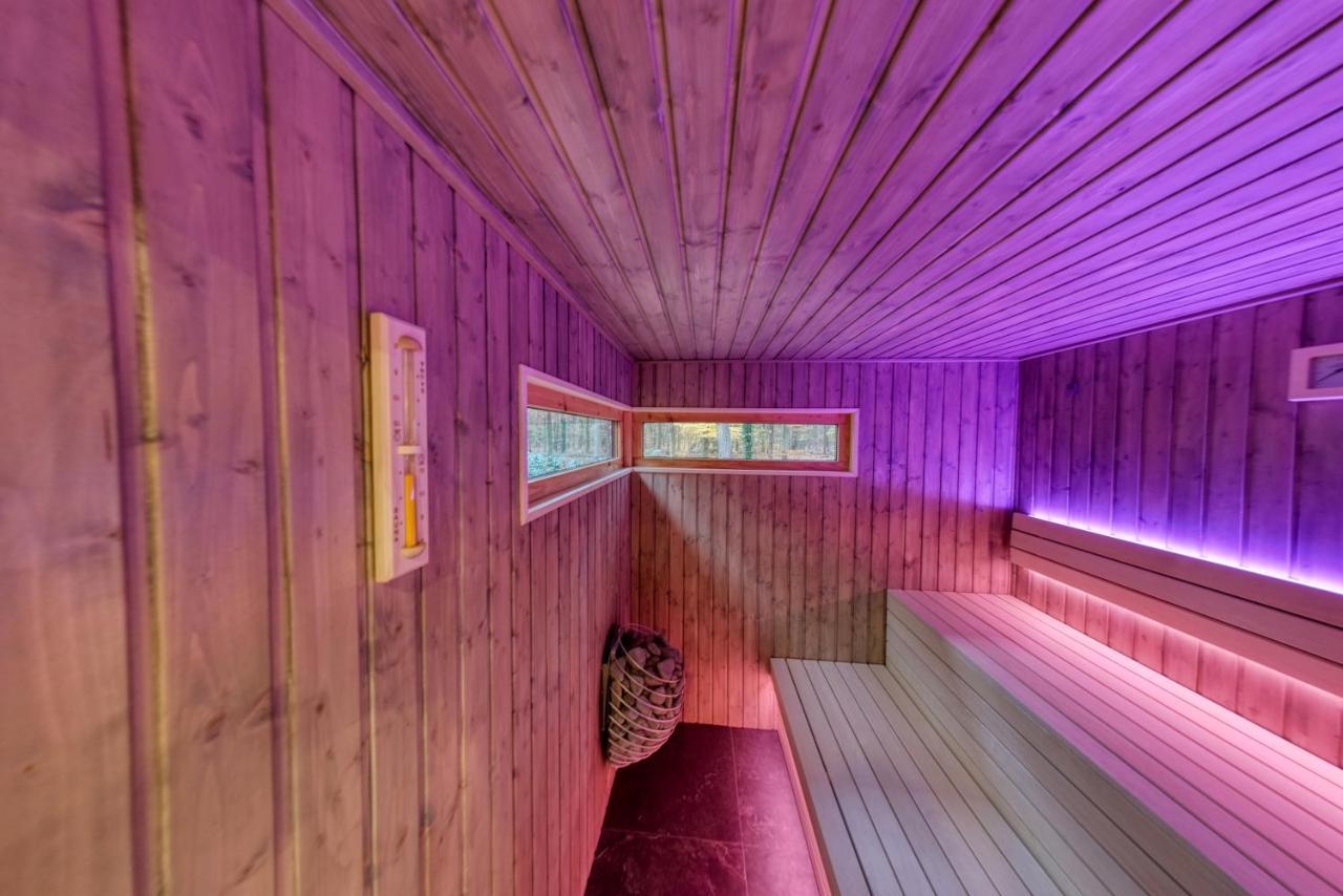 Lodge In Een Bosrijke Omgeving Met Hottub & Sauna Opt Rheezerveen Dış mekan fotoğraf